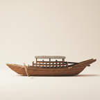 Modelo artesanal chino de barco fluvial en vista lateral exacta, con silueta completa, casco entablado de madera, techo de estera tejida con cumbrera curvada, barandilla de celosía de madera, dos remos largos en la proa y proa y popa puntiagudas sobre fondo blanco crema