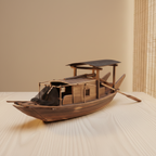 Modelo artesanal chino de barco pesquero sobre una superficie de piedra clara, con persiana de bambú filtrando una luz lateral suave, casco de madera oscura envejecida, estructura de bambú con techo plano, red de pesca anudada a mano en la proa y gran remo de madera en popa
