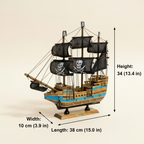 Diagramma dimensionale del modello in legno di nave pirata con misure lunghezza 38 cm (15,0 in), larghezza 10 cm (3,9 in), altezza 34 cm (13,4 in), vista frontale a 3/4 su sfondo crema