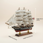 Diagramma dimensionale del modello in legno del clipper britannico Cutty Sark 1869 con misure lunghezza 33 cm (13,0 in), larghezza 8 cm (3,1 in), altezza 25 cm (9,8 in), vista frontale a 3/4 su sfondo crema