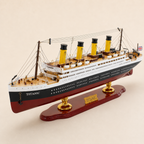 RMS Titanic Wooden Ship Model – Deluxe 80 cm