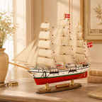 Maqueta de barco de madera Danmark – Premium 52 cm