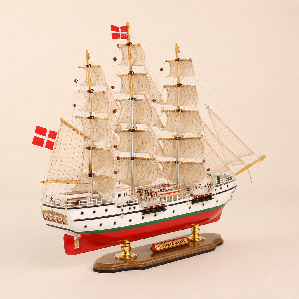 Maqueta de barco de madera Danmark – Premium 52 cm