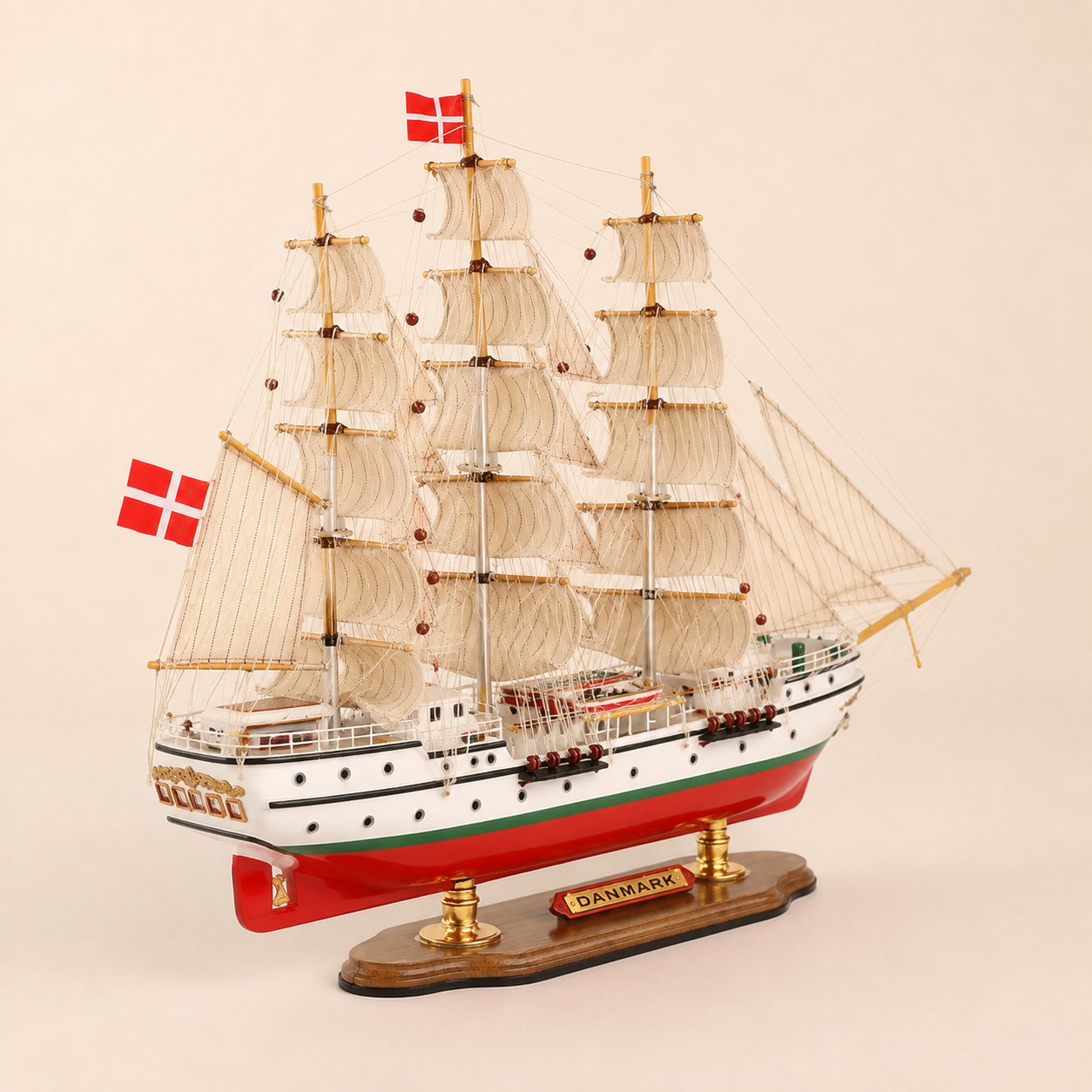 Maqueta de barco de madera Danmark – Premium 52 cm