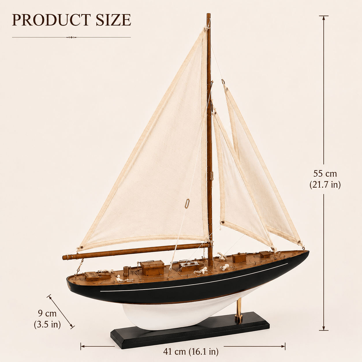 Diagramma dimensionale del modello di barca a vela americana a un albero con misure 41 cm L × 9 cm P × 55 cm H (16,1 in × 3,5 in × 21,7 in), vista laterale su sfondo crema