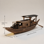 Diagrama de dimensiones del modelo chino de barco pesquero: largo 36 cm (14,2 in), ancho 9 cm (3,5 in), alto 9 cm (3,5 in), vista frontal de tres cuartos sobre fondo blanco crema