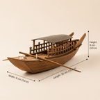 中国川船模型のサイズ図。長さ35 cm（13.8 in）、幅9 cm（3.5 in）、高さ9 cm（3.5 in）。クリームホワイト背景で正面斜め45度から表示