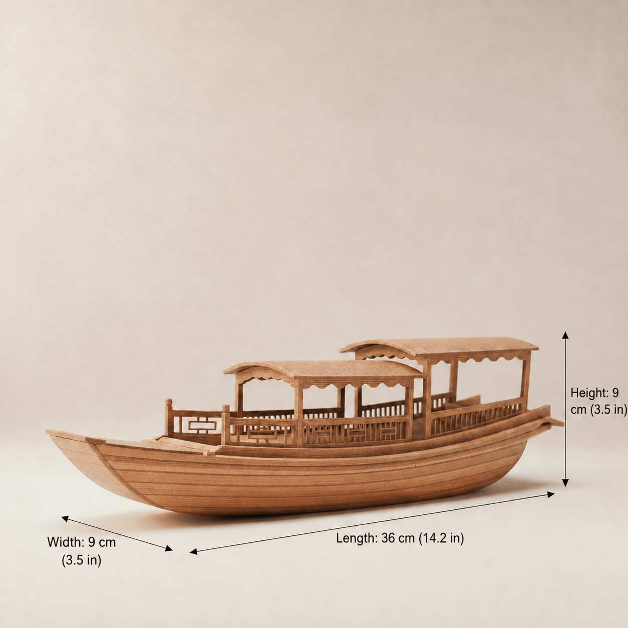 중국 하천용 정크선 모형 — 치수 안내 이미지, 길이 36 cm (14.2 in), 폭 9 cm (3.5 in), 높이 9 cm (3.5 in), 전면 3/4 시점, 크림색 배경