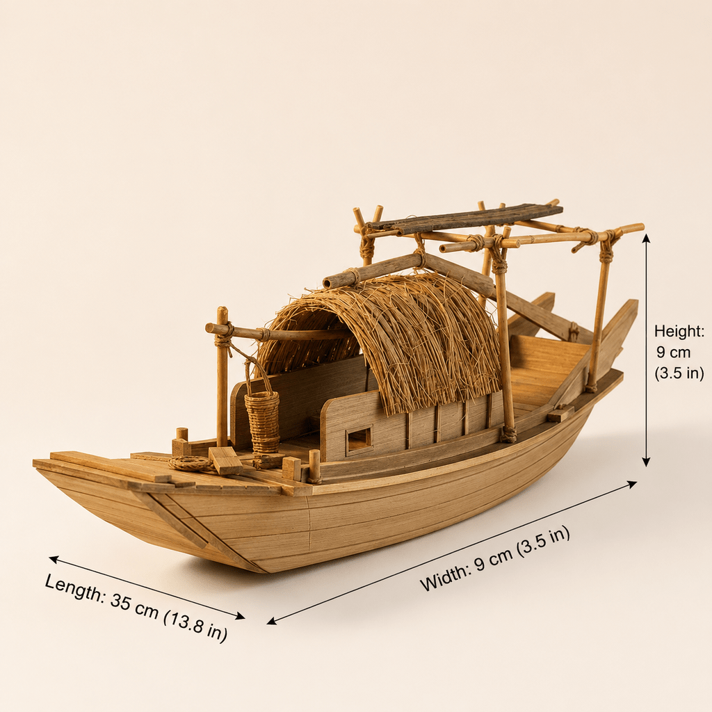 Diagramma dimensionale del modello di barca da pesca cinese con cabina in paglia con misure lunghezza 35 cm (13,8 in), larghezza 9 cm (3,5 in), altezza 9 cm (3,5 in), vista frontale a 3/4 su sfondo crema