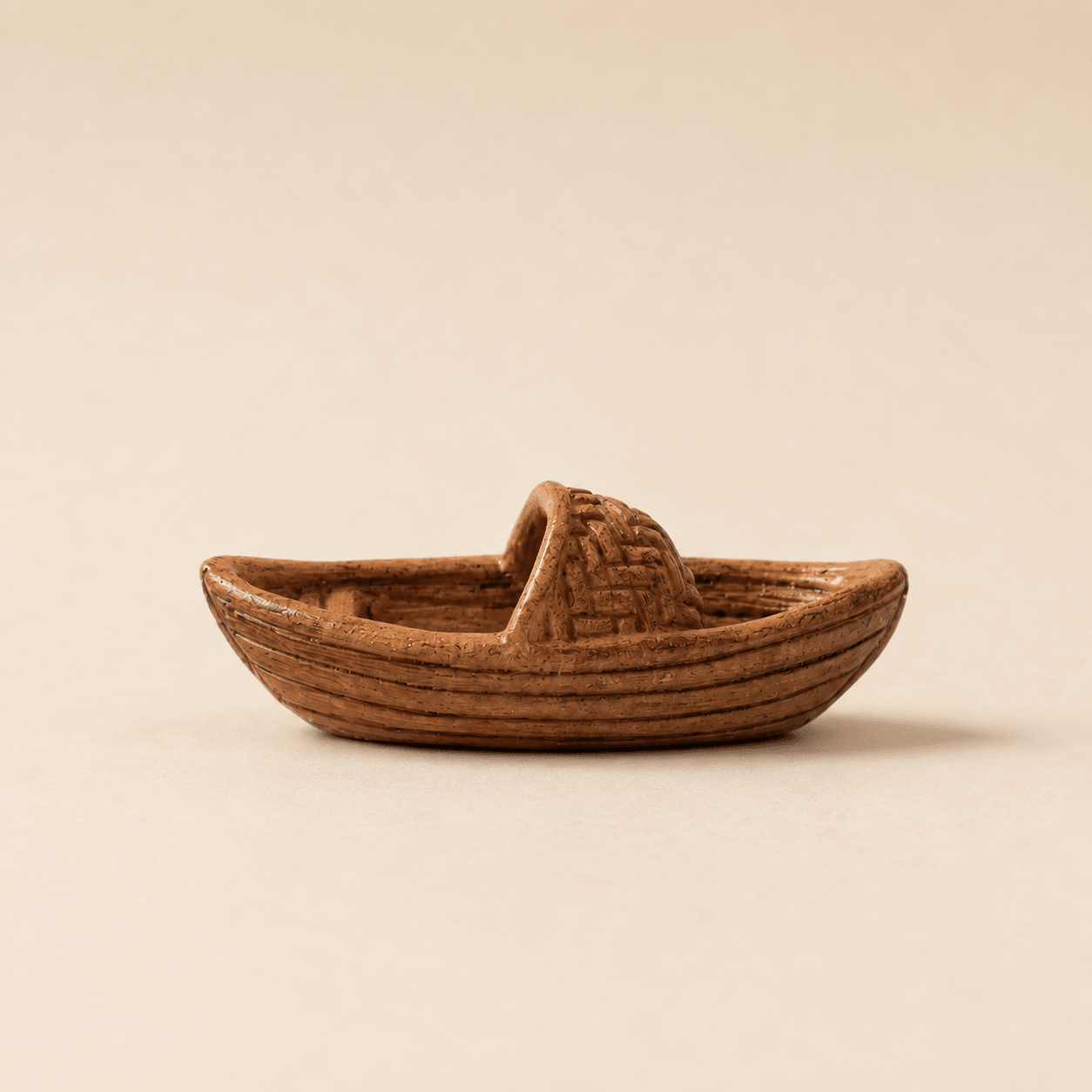 Miniature Wicker Fishing Boat Resin Model – Round Hull River Boat 3.8 cm - Ocean Relic Studio- Handcrafted Wooden Ship Model