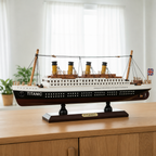 Modelo de madera del RMS Titanic – réplica de transatlántico con base de exhibición